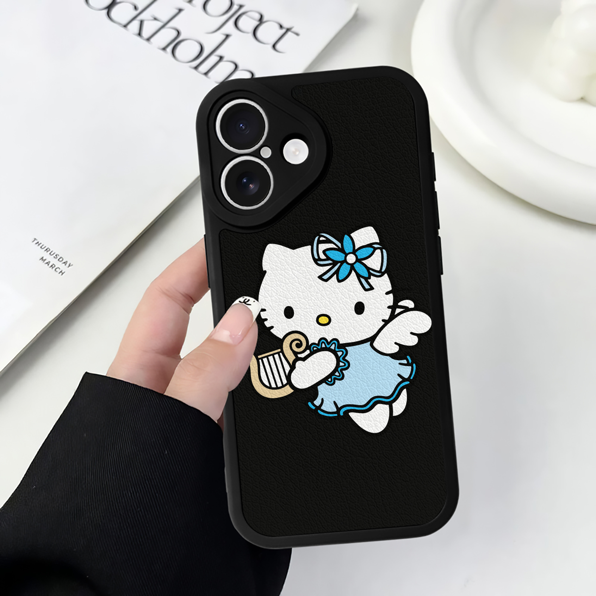 （画像用） Hello Kitty ハローキティ 【iPhone 16シリーズ対応】シリコンスマホケース（レザー調） 材質：シリコン